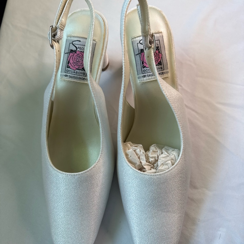 Special Occasions by Saugus Shoe White Heels - Picture 6 of 8